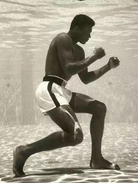 Muhammad Ali Underwater, Boxing Legends, Cassius Clay, Boxing Images, Boxing Posters, Muhammed Ali, American Athletes, Mx5 Miata, Mohammed Ali