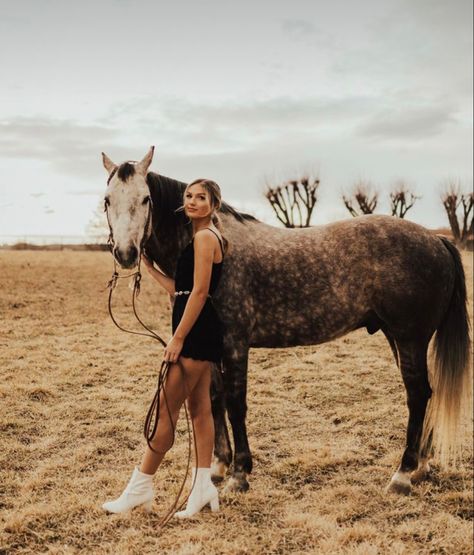 Cute Pictures With Horses, Pictures With My Horse, Poses With A Horse, Horse Farm Photo Shoot, Western Pictures Ideas With Horses, Equestrian Senior Photos, Prom Photos With Horse, Senior Country Picture Ideas, Senior Photos Horse