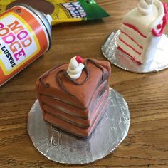 Here’s an easy way to make a very yummy looking cake sculpture, thanks to all the great food-looking colors that Model Magic comes in. Cake Art Project, Model Magic Clay Ideas, 3d Art Projects, Sculpture Lessons, Model Magic, Food Sculpture, 6th Grade Art, 3rd Grade Art, Magic Cake