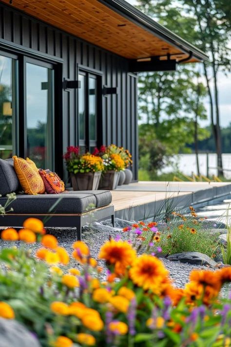 Lake House Landscaping Ideas for Your Waterfront Retreat Lake Cottage Landscape Ideas, Lake House Landscaping Ideas, Lake House Landscaping, House Landscaping Ideas, Lake Landscaping, Lakeside Garden, Backyard Balcony, Landscaping Inspiration, Cozy Patio