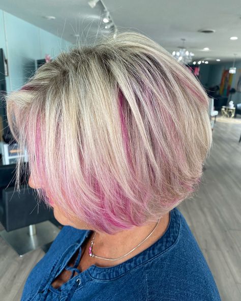 Silver Blonde Hair With Pink, Pink Foils In Blonde Hair, Grey Hair Pink Highlights, Pink Peekaboo Highlights Short Hair, Gray Hair With Pink Highlights, Short Blonde Hair With Pink Underneath, Short Blonde Hair With Purple Highlights, Short Blonde Hair Pink Highlights, Short Blonde With Pink Highlights