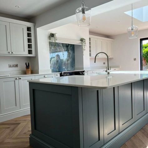 Real Kitchens With Howdens | Kitchen Design Ideas | Howdens Howdens Shaker Kitchen, Dusk Blue Kitchen, Howdens Chilcomb, Edwardian House Renovation, Howdens Kitchen, Kitchen Shaker, Real Kitchens, Howdens Kitchens, Kitchen Cabinetry Design