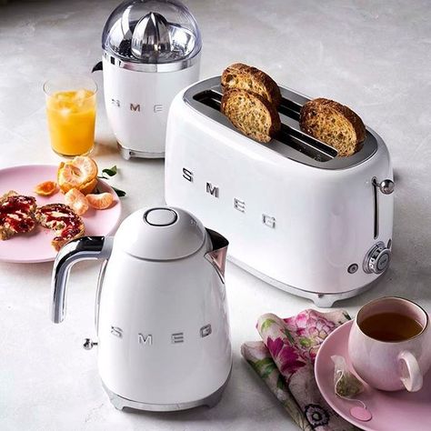 Mandy (@mandybackus) • Instagram photos and videos Smeg Kitchen Appliances, Smeg Toaster, Smeg Kitchen, Electric Toaster, Smeg Appliances, Appliances Design, Electric Juicer, Family Breakfast, White Appliances