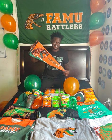 Famu Decision Day Photoshoot, Famu Graduation Party, Decision Day Pictures, Decision Day College Pictures, Decision Day Outfit, Decision Day Photoshoot, Trunk Party Ideas College, Boy College Dorms, College Announcements