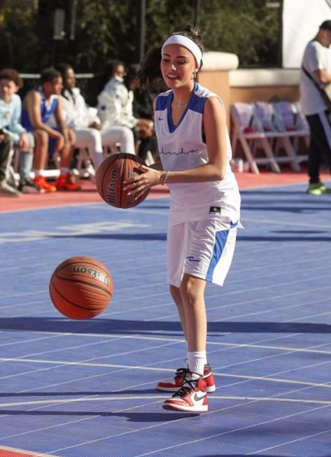 Madison Beer Basketball, Sporty Girl Aesthetic, Basketball Team Pictures, Basketball Pictures Poses, Estilo Madison Beer, Madison Beer Outfits, Beer Outfit, Basketball Photos, Basketball Clothes