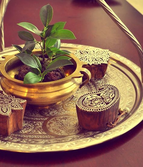 Brass Plate Decor, Vintage Furniture Living Room, Room Arrangement Ideas, Indian Inspired Decor, Room Plants, India Decor, Indian Room Decor, Diy Light Fixtures, Brass Pot