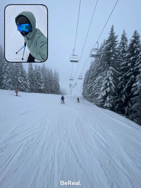 Neige, surfeur, casque, sapin Skiing Selfie, Ski Selfie, Aesthetic Bereal, Ski Pics, Winter Picture, Skiing Aesthetic, Ski Aesthetic, Selfie Aesthetic, Family Picture