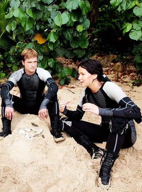 Peeta and katniss «catching fire» Josh Hutcherson And Jennifer Lawrence, Jennifer And Josh, Jennifer Lawrence And Josh Hutcherson, Peeta And Katniss, Fire Bts, Josh And Jennifer, Hunger Games Fan Art, Game Bts, Hunger Games Cast