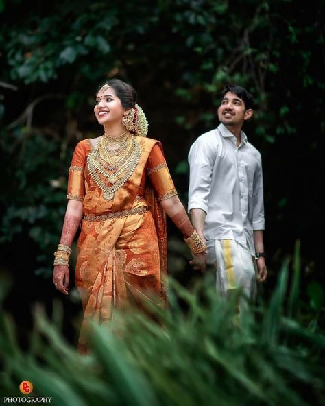 Kerala Wedding Couple Poses, South Indian Wedding Couple Poses, Kerala Wedding Photography Couple, Hindu Marriage Photography, Temple Poses, Hindu Wedding Photos, Marriage Photoshoot, Temple Wedding Photography, Film Lightroom Presets