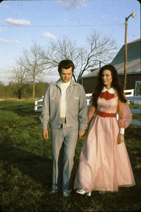 Pin by JoAnn Fiolka on Conway and Loretta---The Best There Will Ever Be | Loretta lynn, Country music singers, Country music Loretta Lynn Songs, Best Country Singers, Conway Twitty, Outlaw Country, Loretta Lynn, Country Pop, Women In Music, Country Music Singers, Country Stars