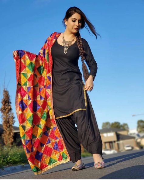 Kurta Salwar For Women, Black Suit Designs, Black Dress Design, Panjabi Dress, Punjabi Suit Salwar, Plain Suits, Culture Clothes, Patiala Dress, Salwar Kameez Pakistani