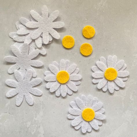 Felt Daisy Garland, Flower Felt Diy, Mentor Activities, Diy Daisy Flower, Felt Cards, Felt Crafts Flowers, Daisy Crafts, Sewn Flowers, Felt Daisy