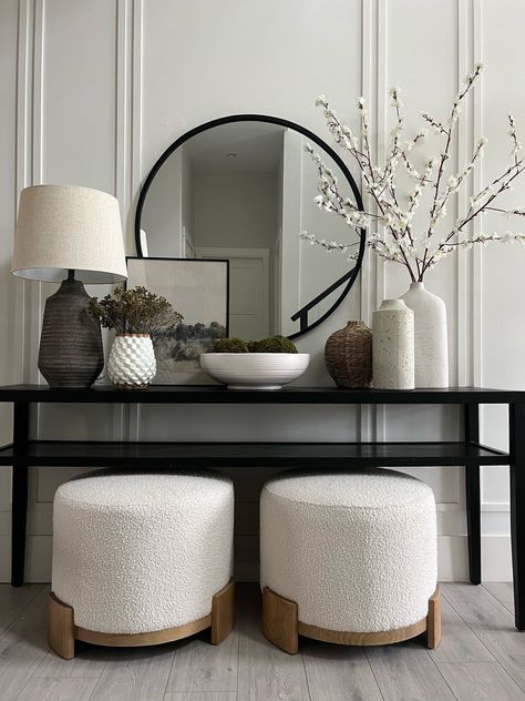 Entryway Ideas Modern Luxury, Entrance Table Decor Entry Ways, Hallways Ideas Entrance, Elegant Entryway Ideas, Landing Decor Ideas, Entryway Ideas Modern, Entrance Table Decor, Landing Decor, Elegant Entryway