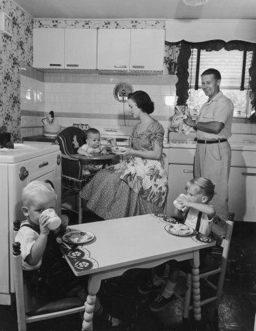 Life in the 1950s | Posted by Connie, Orlando at 1:36 PM Vintage Housewife, Retro Housewife, Baby Seat, Foto Vintage, Photo Vintage, Vintage Life, Vintage Pictures, The Good Old Days, Vintage Love