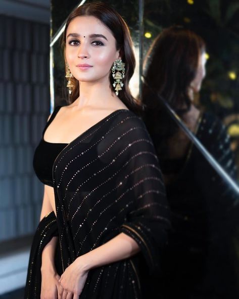 Black Lehenga, Fancy Sarees Party Wear, Celebrity Jewelry, Bride Sister, Black Saree, Nude Makeup, Sonam Kapoor, Alia Bhatt, Fancy Sarees