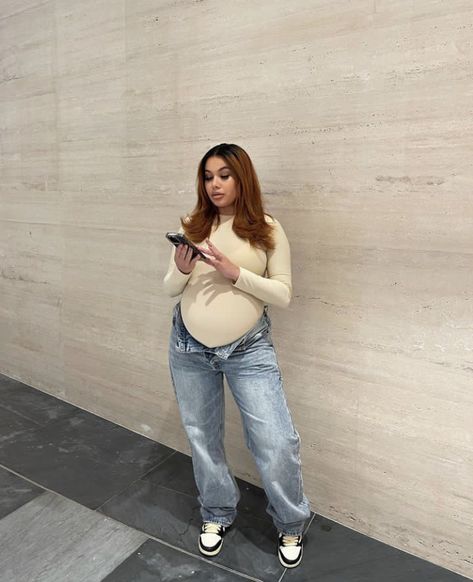 Unbuttoned Jeans Outfit Pregnant, Fair Outfit Ideas Pregnant, Pregnant Baggy Outfits, Bodysuit Pregnant Outfit, Pregnant Baddie Outfits Winter, Cute Outfits Pregnant, Baddie Pregnancy Outfits Summer, Maternity Streetwear, Pregnacy Outfits Fall