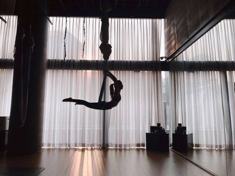 170303 BLACKPINK+ Jisoo Flying Yoga Flying Yoga, Aerial Yoga Poses, Yoga Aesthetic, Aerial Acrobatics, Aerial Dance, Aerial Silks, Pose Yoga, Aerial Yoga, Workout Aesthetic