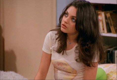 Mila Kunis as Jackie in That 70s Show. Has alwayyyyyyyys been a hottie. Mila Kunis Photoshoot, Jackie That 70s Show, Jackie Burkhart, 70s Show, Boho Rock, 70s Hair, Red Couch, Beach Friends, That 70s Show