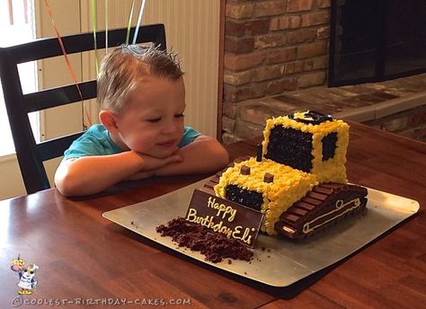 Coolest 3rd Birthday Bulldozer Cake... Bulldozer Cake, Construction Party Cakes, Jack Oconnell, Digger Cake, Construction Birthday Cake, Truck Birthday Cakes, Dump Truck Birthday, Construction Theme Birthday Party, Cars Birthday Cake