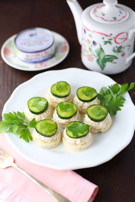 Tuna Cucumber Tea Sandwiches - Mom Loves Baking Bite Sized Appetizers, Bite Size Appetizers Easy, Tuna Cucumber, Cucumber Tea, Athlete Food, One Bite Appetizers, Cucumber Tea Sandwiches, Bite Size Food, Lunch Inspiration