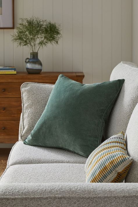 Green Cushions Living Room, Dark Green Cushions, Room Green, Green Accessories, Bed Cushions, Green Cushions, Green Bedding, Living Room Green, Velvet Cushions