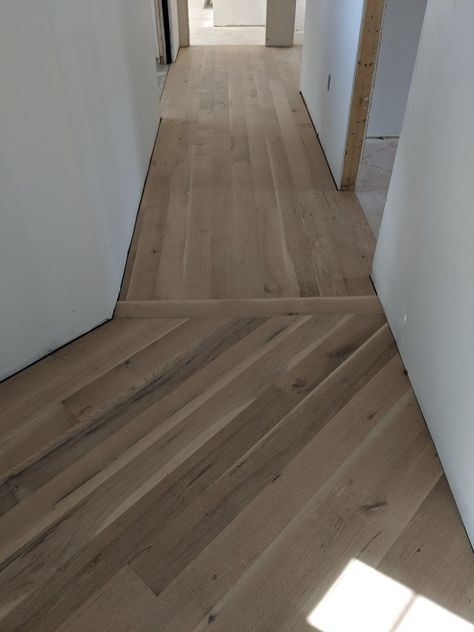 How should hardwood in an L-shaped hall be installed? L Shaped Hallway, Wood Floor Installation, Wood Floor Bathroom, Hall Flooring, Tiled Hallway, Clean Hardwood Floors, Hallway Flooring, Upstairs Hallway, Long Walls