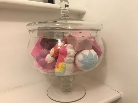 Lush Bathbomb Storage, Bubble Bath Storage Ideas, Bathbomb Storage, Skincare Storage Ideas, Bath Bomb Storage, Wizard House, Aesthetic Bath, Lush Bath, Aesthetic Bathroom