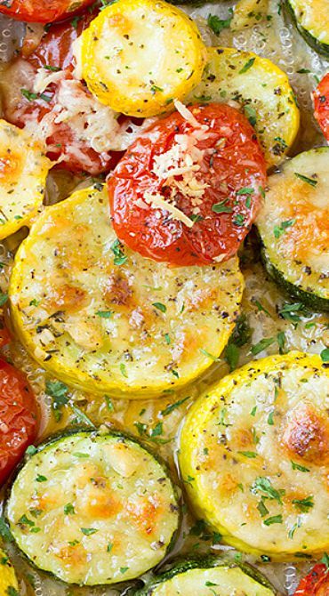 October 2016-Roasted Garlic-Parmesan Zucchini, Squash and Tomatoes More-Clint and the kids didn't like, but I'm keeping recipe because might be good for a gathering...SJB... Zucchini Roasted, Zucchini And Tomatoes, Zucchini Squash, Parmesan Zucchini, Veggie Side Dishes, Deilig Mat, Squash Recipes, Garlic Parmesan, Vegetable Sides