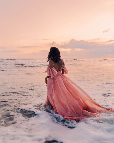 Quince Photoshoot Ideas, Sunrise Photos, Romantic Beach, Pic Pose, Travel Dress, Dreamy Dress, Modern Wedding Dress, Beach Photoshoot, Love Is In The Air