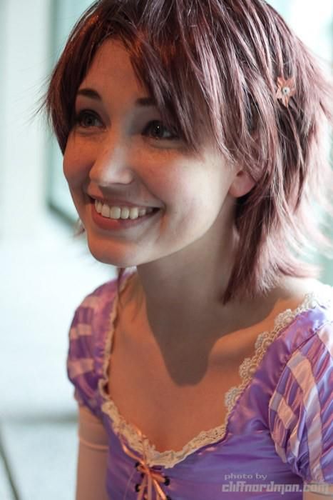 Finally, Rapunzel with her short hair!  I <3 this a lot. Rapunzel Short Hair, Tangled Cosplay, Rapunzel Cosplay, Cosplay Disney, Awesome Costumes, Rapunzel Costume, Disney Princesas, Play Pretend, Awesome Cosplay