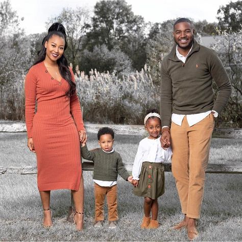 Orange Fall Family Photos, Family Holiday Photos Outfits, Holiday Family Photo Outfits, Family Portrait Outfits, Pictures Outfits, Fall Pics, Family Photoshoot Poses, Fall Family Portraits, Match Outfits