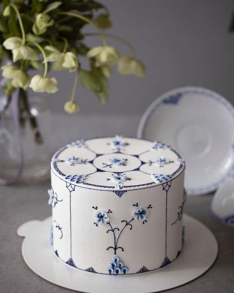 (20+) Facebook China Blue Wedding, Copenhagen Cake, Taking Care Of Myself, Mums Birthday, Porcelain Cake, Patterned Cake, The Enchanted Home, Wedding Cakes Blue, Frozen Theme