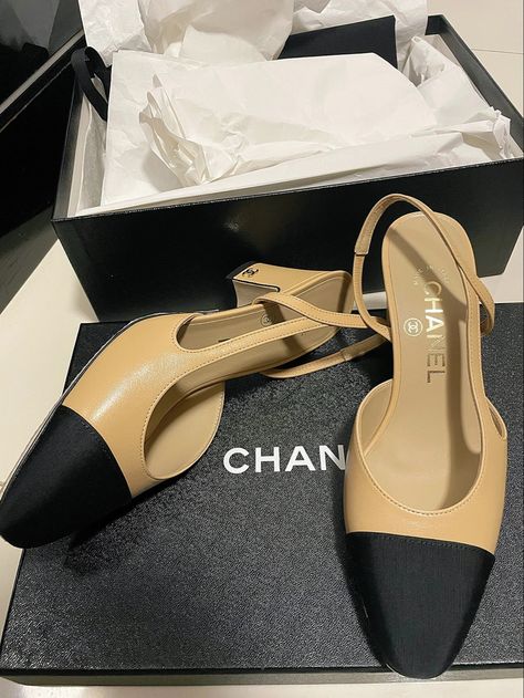 Chanel sling back Chanel Heels, Best Designer Bags, Slingback Heel, Fashion Today, Dream Shoes, Chanel Shoes, Designer Heels, Buy Shoes, Mode Style