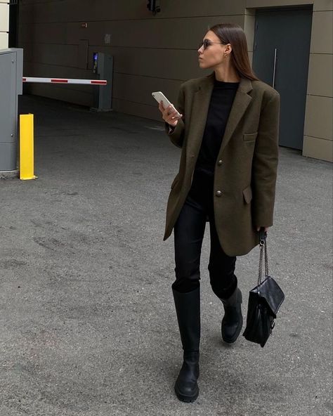 Khaki Blazer Outfit, Olive Blazer, Work Fits, Belle Silhouette, Autumn Ideas, Relaxed Outfit, Corporate Outfits, Leggings Outfit, Style Winter