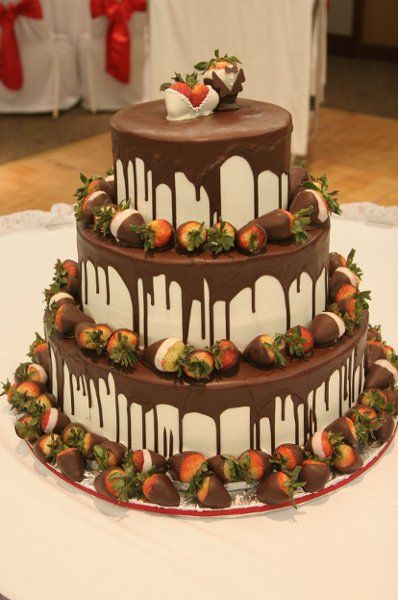 Pretty Deserts, Super Cool Cakes, Round Birthday Cakes, Big Cake, Wedding Cake Prices, Christmas Cake Designs, 21st Birthday Cakes, Wedding Cake Ideas, Winter Wedding Cake