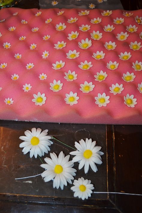 Fondant Recipe and Daisies Tutorial - CakeCentral.com Cover Cake With Fondant, Home Made Fondant, Fondant Daisies, Cupcakes Decoration Tutorial, Pastry Decoration, Buttercream Flowers Cupcakes, Diy Fondant, Cupcakes Fondant, Ideas Cupcakes