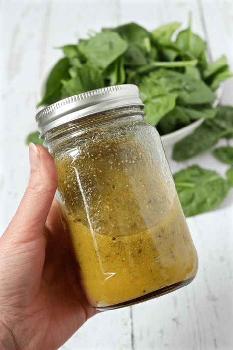 Homemade Italian dressing - just measure and shake! | FamilyFoodontheTable.com Vinegarette Recipes, Healthy Salad Recipes For Lunch, Dressings For Salads, Salad Recipes For Lunch, Homemade Salad Dressing Healthy, Vinaigrette Dressing Recipe, Healthy Italian Recipes, Traditional Italian Food, Homemade Italian Dressing