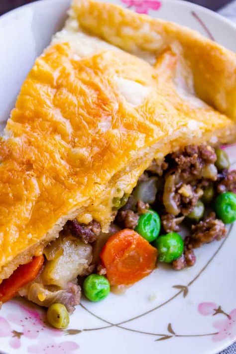 One Skillet Shepherd's Pot Pie from The Food Charlatan. It's like Shepherd's Pie and Chicken Pot Pie got together and had a baby to make a One Skillet Shepherd's Pot Pie! Regular skillet shepherd's pie would feature mashed potatoes, but instead we are covering ours up with a super flaky pie crust, just like it's a pot pie. It's comfort food heaven!! #recipe #easy #best #beef #traditional #skillet #castiron #casserole #withgravy #withcrust #cheddar #onepot #cheese #carrots #peas #flaky #crust Shepherds Pot Pie Recipe, Shepherds Pie Recipe Pie Crust, Shepherds Pie In Pie Crust, Shepherds Pot Pie, Shepherds Pie Recipe With Biscuits, Shepards Pie With Crust, Puff Pastry Shepards Pie, Things To Do With Pie Crust Dinner, Shepherds Pie With Crust