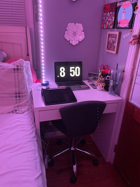 small desk for small space Small Room Ideas Desk, Small Desk Space Ideas, Desk Ideas For Small Spaces Bedroom, Small Desks For Small Bedrooms, Small Desk Makeover, Pinterest Room Decor Small Spaces, Desks For Small Spaces Bedrooms, Small Desk Aesthetic, Aesthetic Small Desk