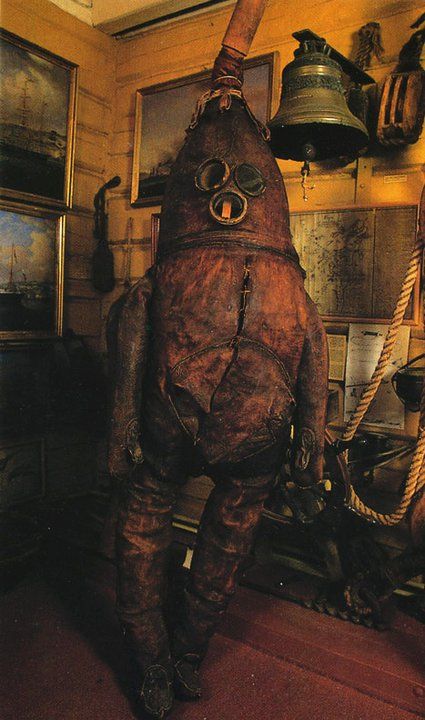 old underwater diving suit Navi A Vela, Old Technology, Diving Suit, Tricycle, After Dark, Zeppelin, Old Pictures, Maserati, 18th Century