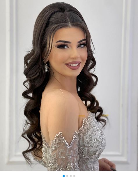 Arabic Wedding Hairstyles, Quince Hair Down, Peinados De Quinceanera Suelto, Arab Wedding Hairstyles, Bride Hair Down Curls, Side Hairstyles Wedding, Frizure Za Svadbu, Off Shoulder Dress Hairstyle, Hair Down Wedding Styles