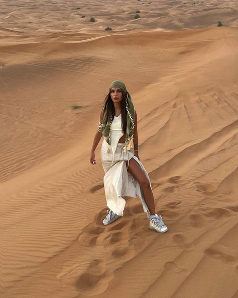 Camel Ride Outfit, Dubai Desert Outfit, Desert Outfit Ideas, Morocco Travel Outfit, Egypt Clothing, Moda Safari, Dubai Outfits Ideas, Egypt Outfits, Dubai Gold Bangles