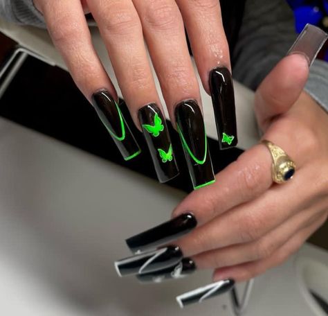 Black Nails With Green Design, Black And Lime Nails, Black And Lime Green Nails, Lime Green And Black Nails, Neon Green Nail Ideas, Green And Black Nails, Black Nails Short, Lime Nails, Lime Green Nails