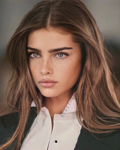 Dark Eyebrows Light Hair, Light Hair Dark Eyebrows, Hair Color For Brunettes Summer, Summer Hair Cuts, Hair Inspo Summer, Hair Color Summer, Summer Hair Inspo, Brunette Blue Eyes, Light Eyebrows