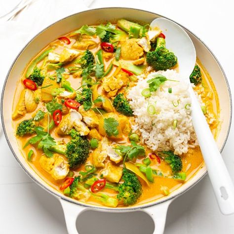 Curry Fish Recipes, Thai Vegetable Curry, Curry Yellow, Curry Fish, Fish Curry Recipe, Yellow Curry, Yellow Fish, Curry Dishes, Fish Dinner