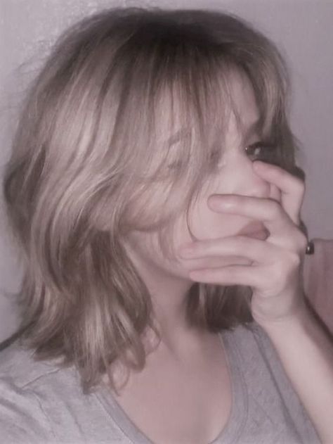 Short Layered Haircuts Wolfcut, New Hair Poses, Medium Fluffy Haircuts, Short Grunge Haircuts For Women, Shoulder Length Grunge Haircut, Wolfcut Blonde Hair Short, Blonde Wolfcut With Bangs, Short Layered Haircuts Y2k, Short Blonde Hair Aesthetic Grunge