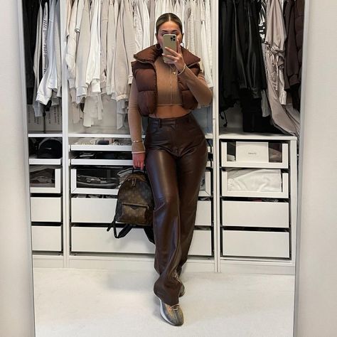 Brown Outfit Streetwear, Leather Pants Outfit Winter, Brown Leather Pants Outfit, Leather Pants Outfit Night, Lederhosen Outfit, Lesbian Outfits, Brown Leather Pants, Pants Outfit Fall, Leather Pants Outfit