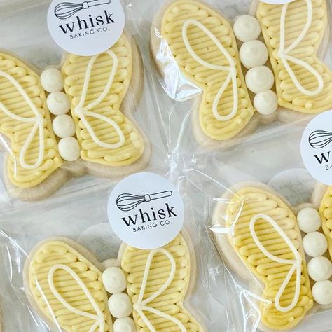 Jessi | Ms Whisk on Instagram: "This week’s Brunner order~ butterflies and florals 🦋🪻 The Brunner Bake Shop in Maria Stein will be open tomorrow (7/28) from 9:30-2:00. • • #buttercreamsugarcookies #buttercreamcookies #cookiesofinstagram #instacookies #sugarcookies #buttercream #decoratedsugarcookies #buttercreamcookiers #instabaker #inspiredbybuttercream #ohiosmallbusiness #butterflycookies #floralcookies" Spring Cut Out Cookies, Easter Cookies Buttercream, Buttercream Frosted Cookies, Easter Buttercream Cookies, Spring Pastry, Buttercream Sugar Cookies, Cakes 2023, Cookies With Buttercream Frosting, Frosting Cookies