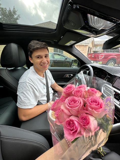 Bouquet In Car, Boyfriend Picture Ideas, Roses Boyfriend, Car Picture Ideas, Car With Flowers Aesthetic, Flowers Bouquet Gift Girlfriend In Car, Car And Flowers Aesthetic, Roses In Car Aesthetic, Car With Flowers Inside