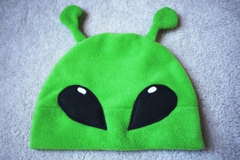 Alien? SHREK? Alien Outfit Aesthetic, Alien Accessories, Alien Core, Alien Outfit, Alien Style, Gnarp Gnarp, Alien Hat, Alien Stuff, Alien Clothes